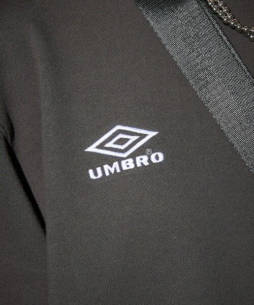 FREAK'S STORE（フリークスストア）の「UMBRO × FREAK'S STORE/アンブロ 別注 Crew Neck Sweat Shirt/別注 クリーネックスウェット（スウェット・レディース・ブラック/ブルー/グレー/ホワイト/ブラウン/チャコールグレー/ネイビー・ﾌﾘ-/ONE SIZE）」の21枚目の写真
