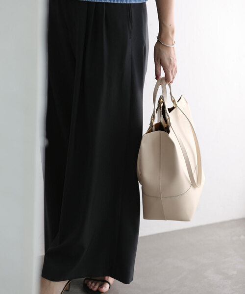 La TOTALITE（ラトータリテ）の「【VIOLAd’ORO/ヴィオラドーロ】WフェイスレザートートBAG（トートバッグ・レディース・アイボリー/ブラック・FREE）」の7枚目の写真