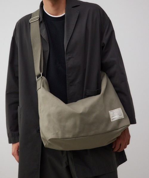 AZUL by moussy(アズールバイマウジー)の「キャンバスワンショルダーバッグ(ショルダーバッグ・メンズ・ライトカーキ/ブラック/オフホワイト・FREE)」の1枚目の写真