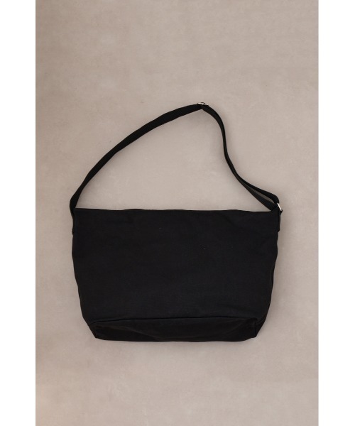 AZUL by moussy(アズールバイマウジー)の「キャンバスワンショルダーバッグ(ショルダーバッグ・メンズ・ライトカーキ/ブラック/オフホワイト・FREE)」の12枚目の写真