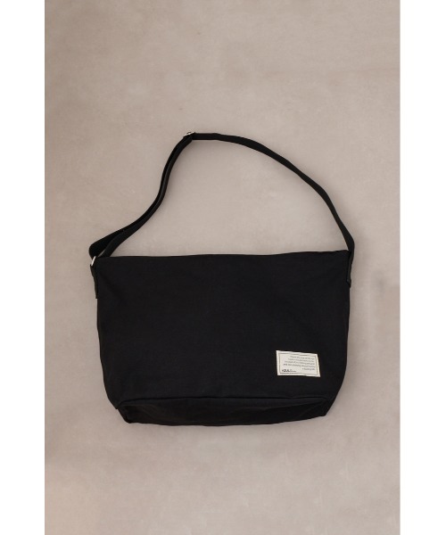 AZUL by moussy(アズールバイマウジー)の「キャンバスワンショルダーバッグ(ショルダーバッグ・メンズ・ライトカーキ/ブラック/オフホワイト・FREE)」の10枚目の写真