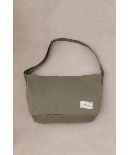AZUL by moussy(アズールバイマウジー)の「キャンバスワンショルダーバッグ(ショルダーバッグ・メンズ・ライトカーキ/ブラック/オフホワイト・FREE)」の19枚目の写真