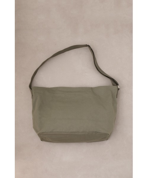 AZUL by moussy(アズールバイマウジー)の「キャンバスワンショルダーバッグ(ショルダーバッグ・メンズ・ライトカーキ/ブラック/オフホワイト・FREE)」の21枚目の写真