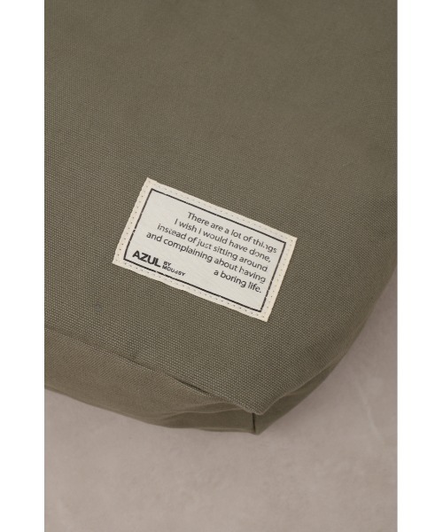 AZUL by moussy(アズールバイマウジー)の「キャンバスワンショルダーバッグ(ショルダーバッグ・メンズ・ライトカーキ/ブラック/オフホワイト・FREE)」の5枚目の写真