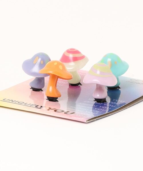 crocs（クロックス）の「クロックス グロウ イン ザ ダーク シュルーム 5 パック / crocs GlowInTheDark Shrooms 5 Pack（シューズアクセサリー・レディース・その他・ONE SIZE）」の2枚目の写真