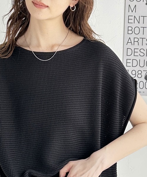 classicalelf(クラシカルエルフ)の「大人の着映えトップス。ワッフル編みフレンチサマーニットプルオーバー(Tシャツ/カットソー・レディース・ブラック/ベージュ/オフホワイト・MEDIUM/LARGE/X-LARGE/SMALL)」の1枚目の写真