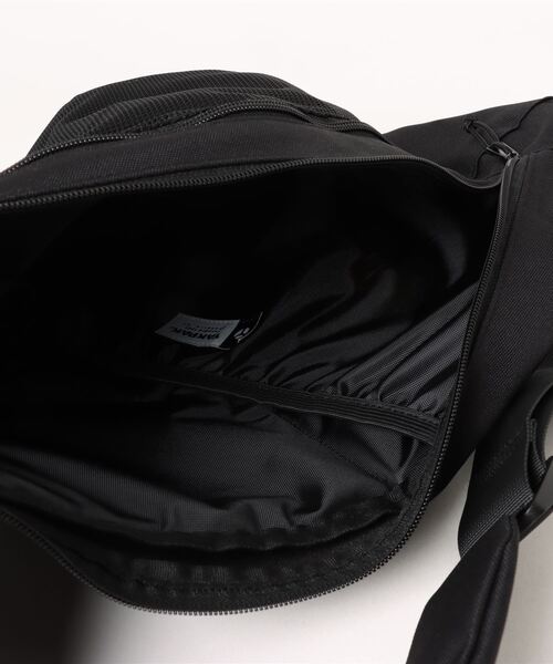 YAKPAK(ヤックパック)の「【YAKPAK/ヤックパック】撥水ポリエステル ワンショルダー ビッグ スリング ボディバッグ(ボディバッグ/ウエストポーチ・メンズ・ブラック・FREE)」の4枚目の写真