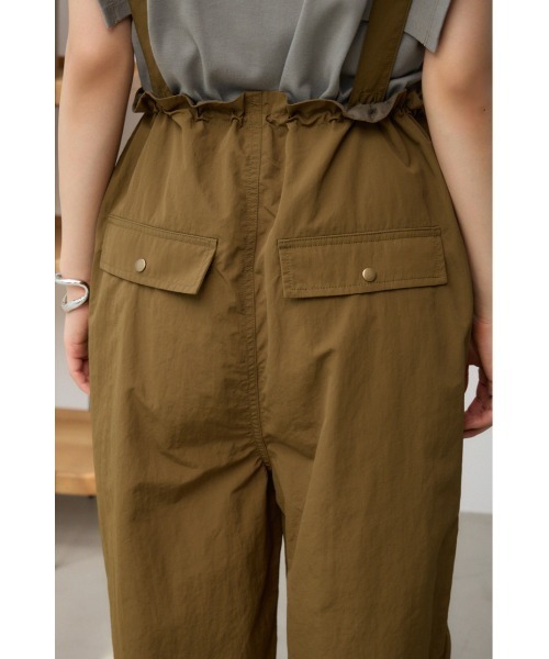 AZUL by moussy（アズールバイマウジー）の「サスペンダーツキパンツ（その他パンツ・レディース・ブラック/カーキ/アイボリー・FREE）」の17枚目の写真