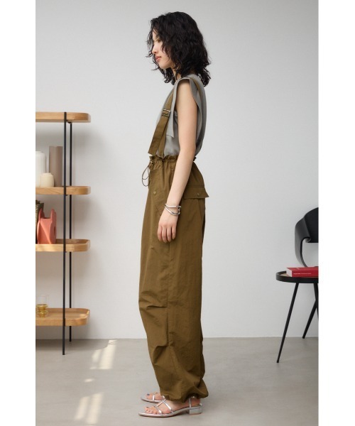 AZUL by moussy（アズールバイマウジー）の「サスペンダーツキパンツ（その他パンツ・レディース・ブラック/カーキ/アイボリー・FREE）」の4枚目の写真