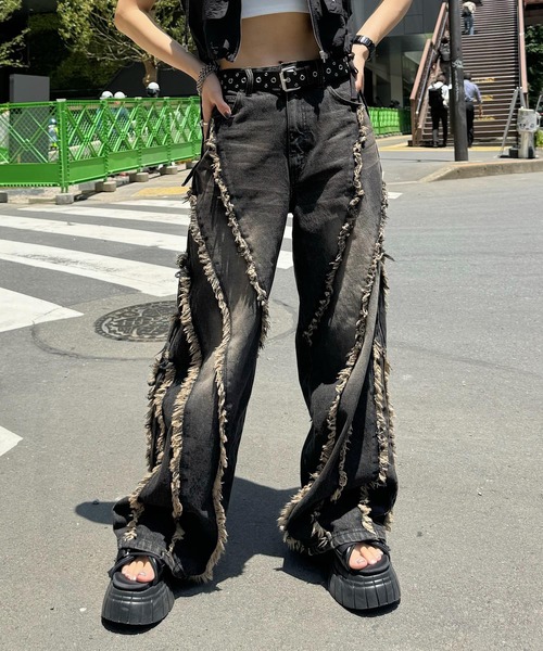 PAGEBOY(ページボーイ)の「フリンジワイドデニム(デニムパンツ・レディース・ブルー/ブラック・SMALL/MEDIUM)」の11枚目の写真