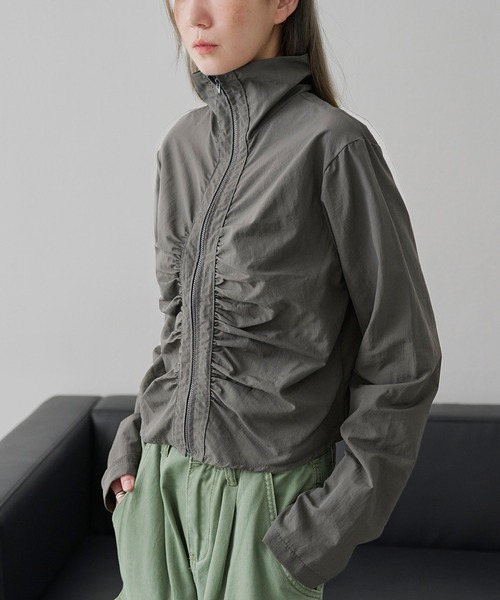 UNE MANSION（ユヌマンション）の「フロントシャーリングナイロンジャンパー（ナイロンジャケット・レディース・ブラック/クリーム/チャコール・FREE）」の3枚目の写真