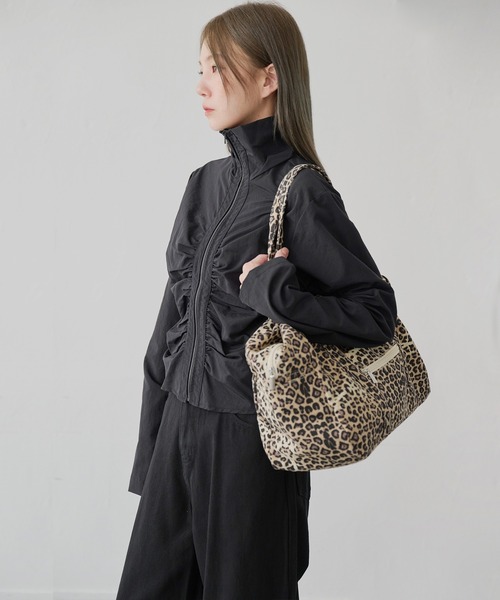 UNE MANSION（ユヌマンション）の「フロントシャーリングナイロンジャンパー（ナイロンジャケット・レディース・ブラック/クリーム/チャコール・FREE）」の10枚目の写真