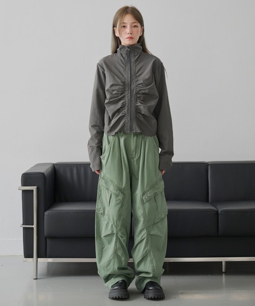 UNE MANSION（ユヌマンション）の「フロントシャーリングナイロンジャンパー（ナイロンジャケット・レディース・ブラック/クリーム/チャコール・FREE）」の11枚目の写真