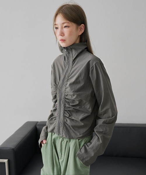 UNE MANSION（ユヌマンション）の「フロントシャーリングナイロンジャンパー（ナイロンジャケット・レディース・ブラック/クリーム/チャコール・FREE）」の18枚目の写真