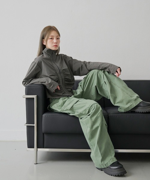 UNE MANSION（ユヌマンション）の「フロントシャーリングナイロンジャンパー（ナイロンジャケット・レディース・ブラック/クリーム/チャコール・FREE）」の21枚目の写真