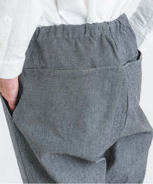 quadro（クオドロ）の「ストレッチデニムイージーパンツ（デニムパンツ・メンズ・ブラック・MEDIUM）」の8枚目の写真