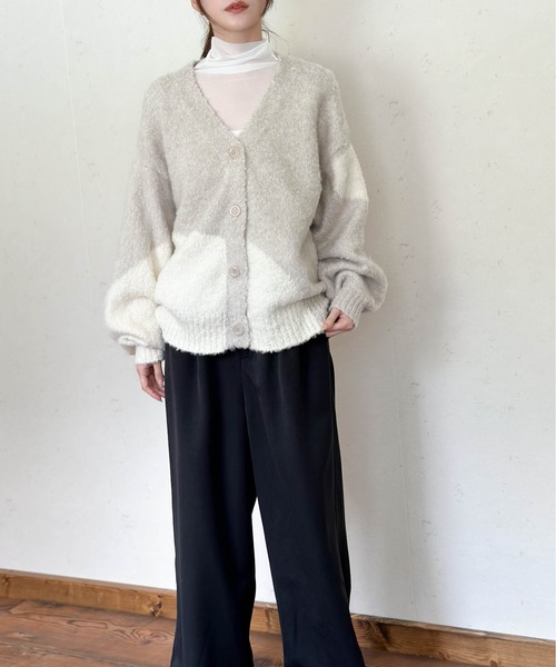 Per sist ence(パーシエンス)の「ブークレー3G起毛加工インターシャVネックカーディガン(カーディガン/ボレロ・レディース・チャコールグレー/ブラック/ベージュ・FREE)」の21枚目の写真