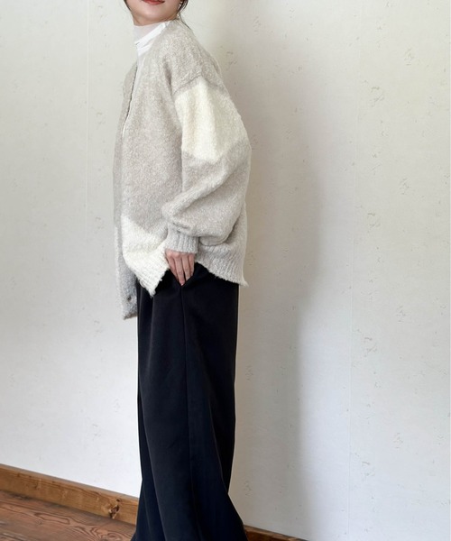 Per sist ence(パーシエンス)の「ブークレー3G起毛加工インターシャVネックカーディガン(カーディガン/ボレロ・レディース・チャコールグレー/ブラック/ベージュ・FREE)」の17枚目の写真