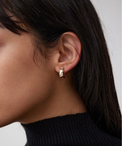 AZUL by moussy（アズールバイマウジー）の「ラインストーンフープピアス（ピアス（両耳用）・レディース・ゴールド系その他/シルバー・FREE）」の2枚目の写真