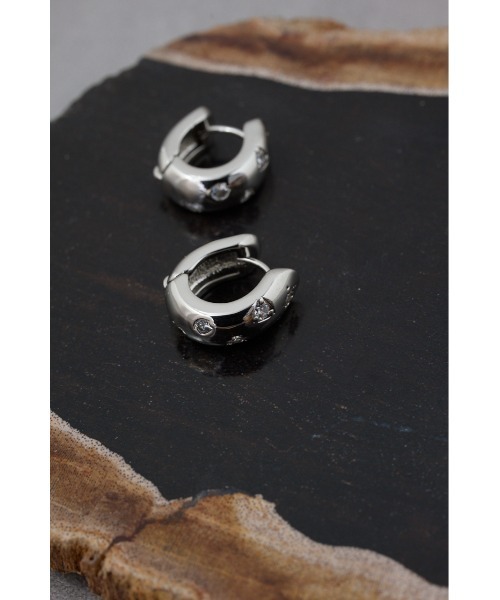 AZUL by moussy（アズールバイマウジー）の「ラインストーンフープピアス（ピアス（両耳用）・レディース・ゴールド系その他/シルバー・FREE）」の5枚目の写真