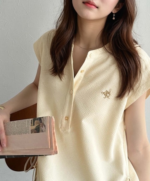 classicalelf(クラシカルエルフ)の「爽やかで品のある。サイドダブルリボンワンポイント刺繍サッカー素材フレンチスリーブトップス(シャツ/ブラウス・レディース・ベージュ/オフホワイト/ブラック/ストライプ・LARGE/MEDIUM/SMALL/X-LARGE)」の1枚目の写真