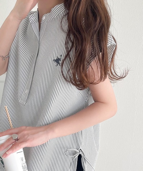 classicalelf(クラシカルエルフ)の「爽やかで品のある。サイドダブルリボンワンポイント刺繍サッカー素材フレンチスリーブトップス(シャツ/ブラウス・レディース・ベージュ/オフホワイト/ブラック/ストライプ・LARGE/MEDIUM/SMALL/X-LARGE)」の4枚目の写真
