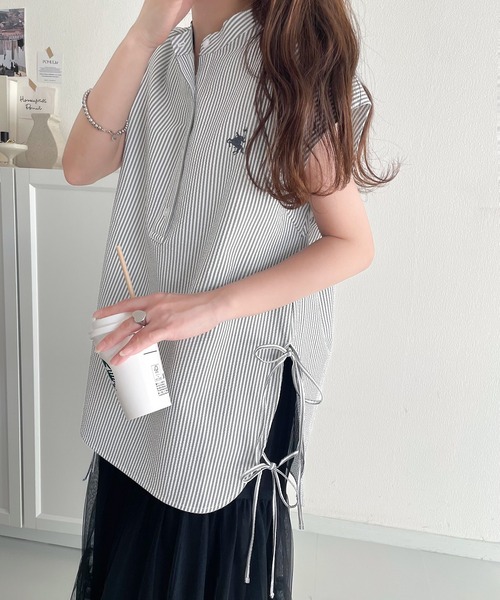 classicalelf(クラシカルエルフ)の「爽やかで品のある。サイドダブルリボンワンポイント刺繍サッカー素材フレンチスリーブトップス(シャツ/ブラウス・レディース・ベージュ/オフホワイト/ブラック/ストライプ・LARGE/MEDIUM/SMALL/X-LARGE)」の6枚目の写真
