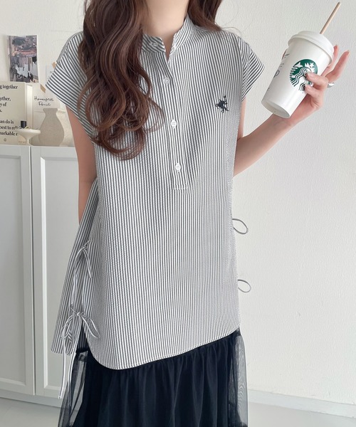 classicalelf(クラシカルエルフ)の「爽やかで品のある。サイドダブルリボンワンポイント刺繍サッカー素材フレンチスリーブトップス(シャツ/ブラウス・レディース・ベージュ/オフホワイト/ブラック/ストライプ・LARGE/MEDIUM/SMALL/X-LARGE)」の8枚目の写真