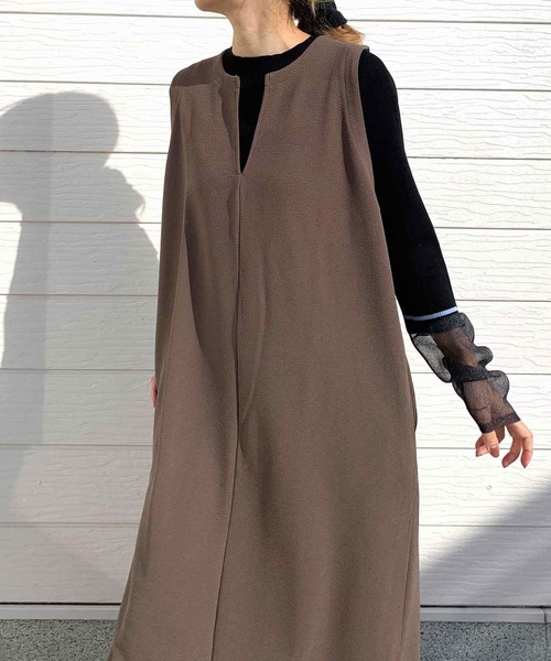 Q（キュー）の「カットジョーゼットキーネックワンピース（ワンピース・レディース・ブラック/ブラウン・MEDIUM）」の13枚目の写真