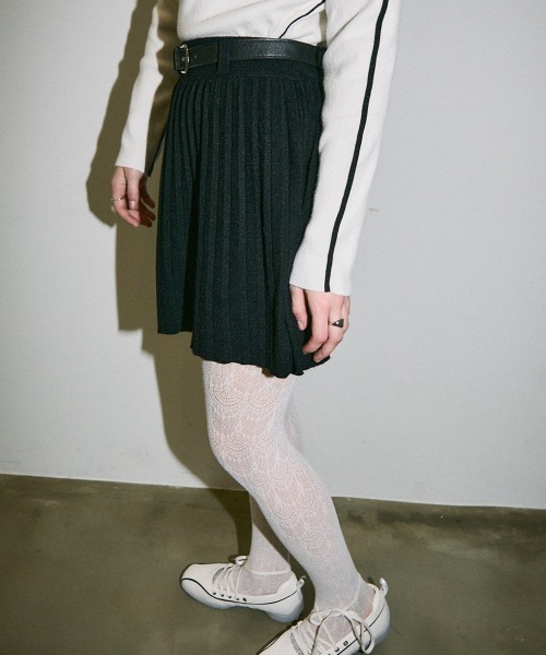 Clum(クルム)の「knit pleats belt mini skirt / ベルト付きニットプリーツミニスカート(スカート・レディース・ブラック・SMALL/MEDIUM)」の7枚目の写真