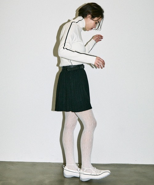 Clum(クルム)の「knit pleats belt mini skirt / ベルト付きニットプリーツミニスカート(スカート・レディース・ブラック・SMALL/MEDIUM)」の13枚目の写真