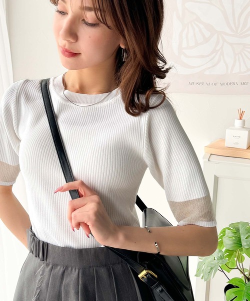 classicalelf(クラシカルエルフ)の「大人フェミニンな透け感。袖口シアーハーフスリーブリブニットトップス(Tシャツ/カットソー・レディース・イエロー/チャコール/オフホワイト/ブラウン/グレイッシュベージュ/ブラック・LARGE/X-LARGE/SMALL/MEDIUM)」の20枚目の写真