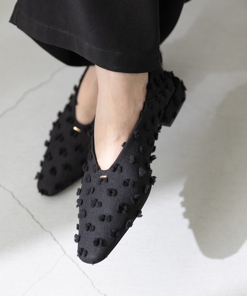 welleg（ウェレッグ）の「Uカット ゴールドアクセント ローヒール パンプス（パンプス・レディース・ブラック/ブラック系/ライトグレー/ガンメタ/ブラウン系その他/ブラウン系その他2/ブラウン系その他3/ブラック系その他2/シルバー/ブラック系その他・24.5cm/24.0cm/26.5cm/26.0cm/25.5cm/25.0cm/23.5cm/23.0cm/22.5cm/22.0cm/21.5cm）」の4枚目の写真