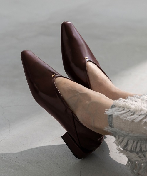 welleg（ウェレッグ）の「Uカット ゴールドアクセント ローヒール パンプス（パンプス・レディース・ブラック/ブラック系/ライトグレー/ガンメタ/ブラウン系その他/ブラウン系その他2/ブラウン系その他3/ブラック系その他2/シルバー/ブラック系その他・24.5cm/24.0cm/26.5cm/26.0cm/25.5cm/25.0cm/23.5cm/23.0cm/22.5cm/22.0cm/21.5cm）」の6枚目の写真