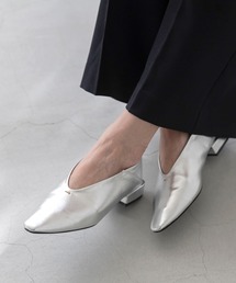 Uカット ゴールドアクセント ローヒール パンプス
