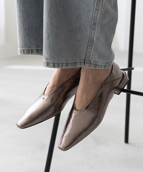 welleg（ウェレッグ）の「Uカット ゴールドアクセント ローヒール パンプス（パンプス・レディース・ブラック/ブラック系/ライトグレー/ガンメタ/ブラウン系その他/ブラウン系その他2/ブラウン系その他3/ブラック系その他2/シルバー/ブラック系その他・24.5cm/24.0cm/26.5cm/26.0cm/25.5cm/25.0cm/23.5cm/23.0cm/22.5cm/22.0cm/21.5cm）」の10枚目の写真