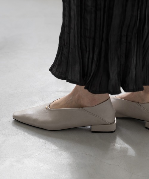 welleg（ウェレッグ）の「Uカット ゴールドアクセント ローヒール パンプス（パンプス・レディース・ブラック/ブラック系/ライトグレー/ガンメタ/ブラウン系その他/ブラウン系その他2/ブラウン系その他3/ブラック系その他2/シルバー/ブラック系その他・24.5cm/24.0cm/26.5cm/26.0cm/25.5cm/25.0cm/23.5cm/23.0cm/22.5cm/22.0cm/21.5cm）」の5枚目の写真