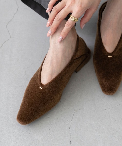 welleg（ウェレッグ）の「Uカット ゴールドアクセント ローヒール パンプス（パンプス・レディース・ブラック/ブラック系/ライトグレー/ガンメタ/ブラウン系その他/ブラウン系その他2/ブラウン系その他3/ブラック系その他2/シルバー/ブラック系その他・24.5cm/24.0cm/26.5cm/26.0cm/25.5cm/25.0cm/23.5cm/23.0cm/22.5cm/22.0cm/21.5cm）」の7枚目の写真