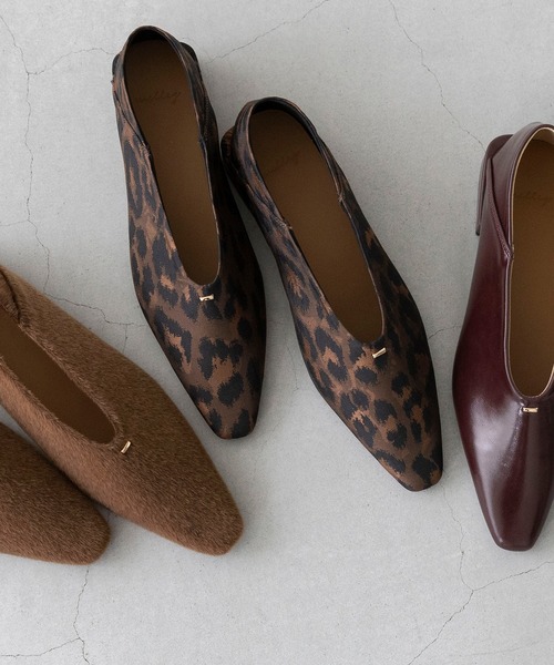 welleg（ウェレッグ）の「Uカット ゴールドアクセント ローヒール パンプス（パンプス・レディース・ブラック/ブラック系/ライトグレー/ガンメタ/ブラウン系その他/ブラウン系その他2/ブラウン系その他3/ブラック系その他2/シルバー/ブラック系その他・24.5cm/24.0cm/26.5cm/26.0cm/25.5cm/25.0cm/23.5cm/23.0cm/22.5cm/22.0cm/21.5cm）」の8枚目の写真