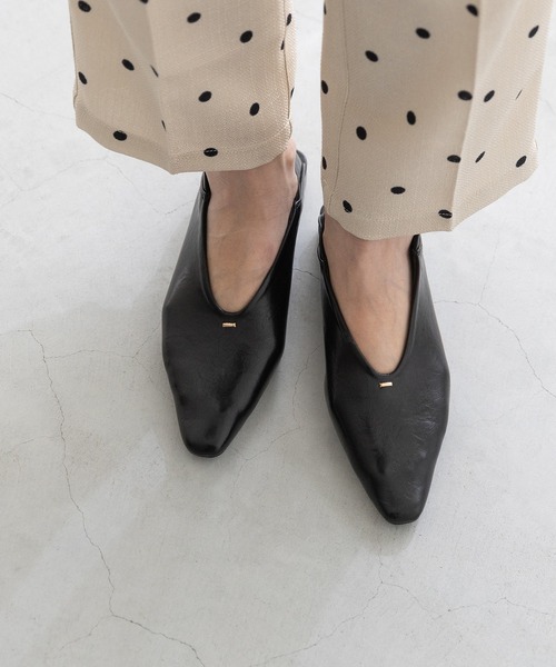 welleg（ウェレッグ）の「Uカット ゴールドアクセント ローヒール パンプス（パンプス・レディース・ブラック/ブラック系/ライトグレー/ガンメタ/ブラウン系その他/ブラウン系その他2/ブラウン系その他3/ブラック系その他2/シルバー/ブラック系その他・24.5cm/24.0cm/26.5cm/26.0cm/25.5cm/25.0cm/23.5cm/23.0cm/22.5cm/22.0cm/21.5cm）」の17枚目の写真