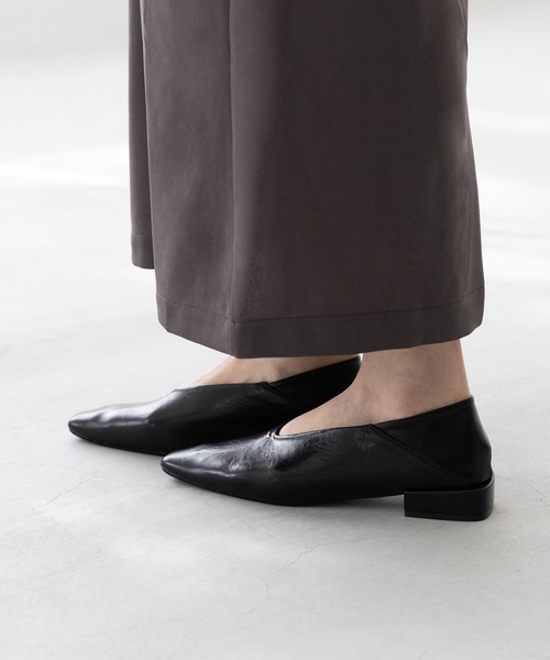 welleg（ウェレッグ）の「Uカット ゴールドアクセント ローヒール パンプス（パンプス・レディース・ブラック/ブラック系/ライトグレー/ガンメタ/ブラウン系その他/ブラウン系その他2/ブラウン系その他3/ブラック系その他2/シルバー/ブラック系その他・24.5cm/24.0cm/26.5cm/26.0cm/25.5cm/25.0cm/23.5cm/23.0cm/22.5cm/22.0cm/21.5cm）」の13枚目の写真