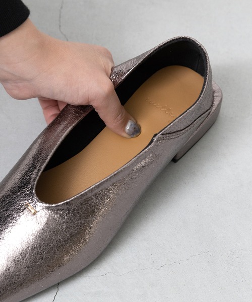 welleg（ウェレッグ）の「Uカット ゴールドアクセント ローヒール パンプス（パンプス・レディース・ブラック/ブラック系/ライトグレー/ガンメタ/ブラウン系その他/ブラウン系その他2/ブラウン系その他3/ブラック系その他2/シルバー/ブラック系その他・24.5cm/24.0cm/26.5cm/26.0cm/25.5cm/25.0cm/23.5cm/23.0cm/22.5cm/22.0cm/21.5cm）」の15枚目の写真