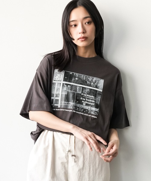 mili an deni(ミリアンデニ)の「半袖シティスケープフォトプリントTシャツ(Tシャツ/カットソー・レディース・ブラック/オフホワイト/チャコールグレー・M/L)」の3枚目の写真