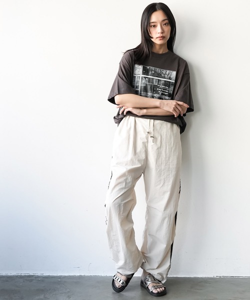 mili an deni(ミリアンデニ)の「半袖シティスケープフォトプリントTシャツ(Tシャツ/カットソー・レディース・ブラック/オフホワイト/チャコールグレー・M/L)」の15枚目の写真
