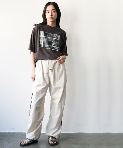 mili an deni(ミリアンデニ)の「半袖シティスケープフォトプリントTシャツ(Tシャツ/カットソー・レディース・ブラック/オフホワイト/チャコールグレー・M/L)」の17枚目の写真