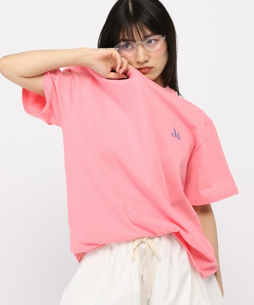 ALAND（エーランド）の「【UNISEX】MUCENT／ラウンドロゴT（Tシャツ/カットソー・レディース・オリーブ/ブラック/ピンク/ホワイト・MEDIUM/LARGE）」の4枚目の写真