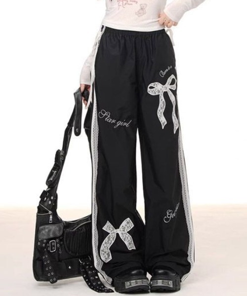 lilful(リルフル)の「サイドレースライン リボン ナイロンパンツ(スウェットパンツ・レディース・ブラック・M/S)」の1枚目の写真