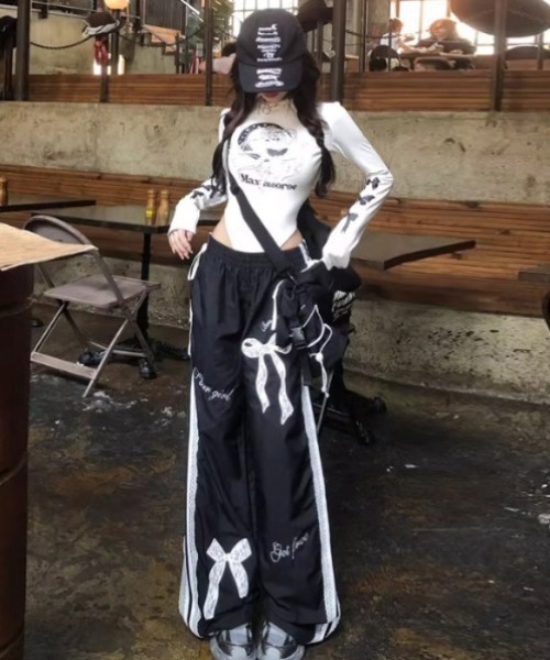 lilful(リルフル)の「サイドレースライン リボン ナイロンパンツ(スウェットパンツ・レディース・ブラック・M/S)」の3枚目の写真