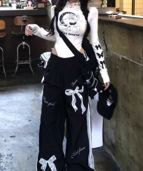 lilful(リルフル)の「サイドレースライン リボン ナイロンパンツ(スウェットパンツ・レディース・ブラック・M/S)」の4枚目の写真