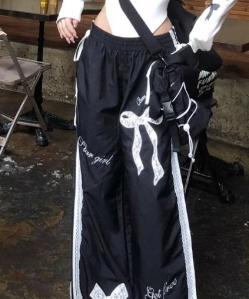 lilful(リルフル)の「サイドレースライン リボン ナイロンパンツ(スウェットパンツ・レディース・ブラック・M/S)」の5枚目の写真